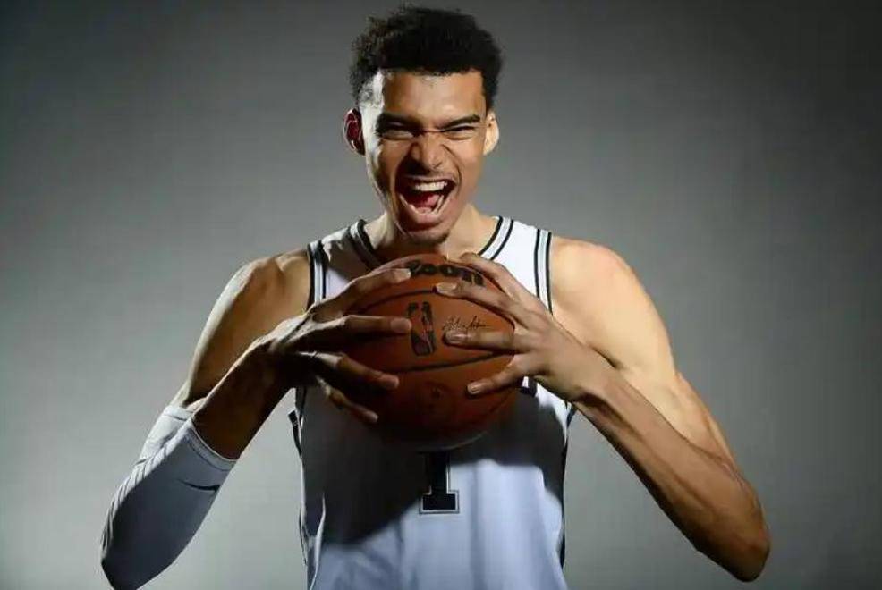 吉林队鏖战马刺，福克斯高光表现